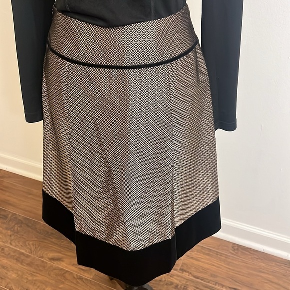 Ann Taylor Silk and Cotton Blend Gold Print and Faux Velvet Lined Skirt, Sz. 2. - Picture 2 of 12
